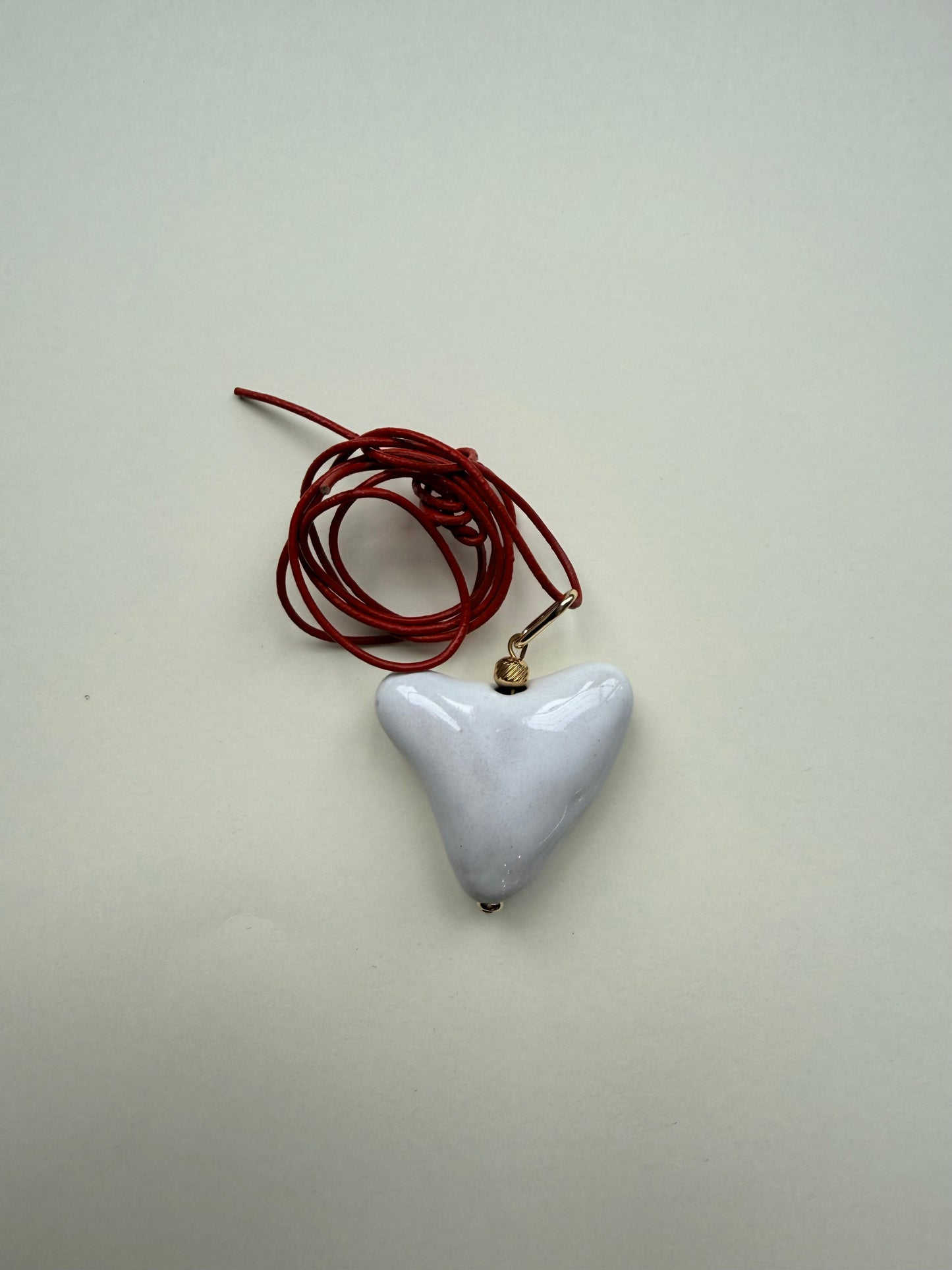 Ceramiczna zawieszka „Serce” na czerwonym sznurku (sample)