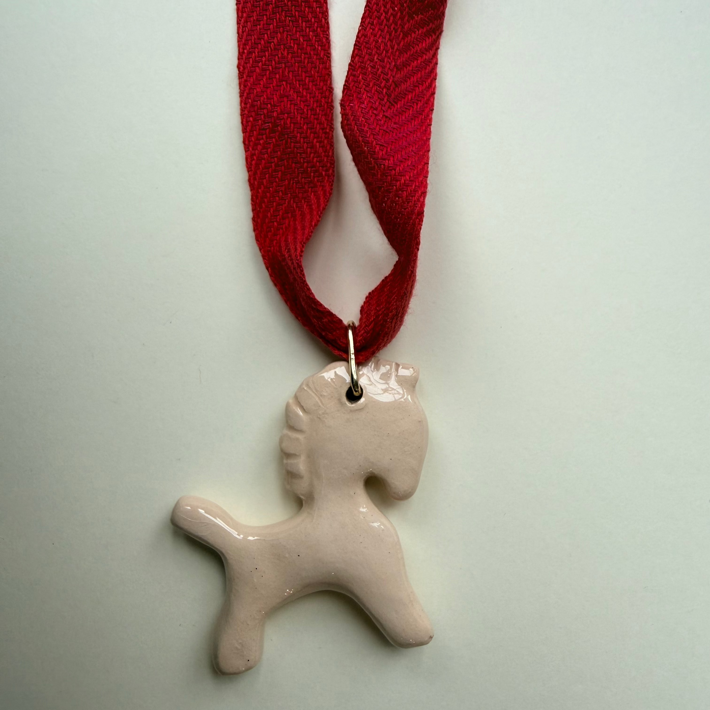 Ceramiczna zawieszka „Konik” mleczna/sample