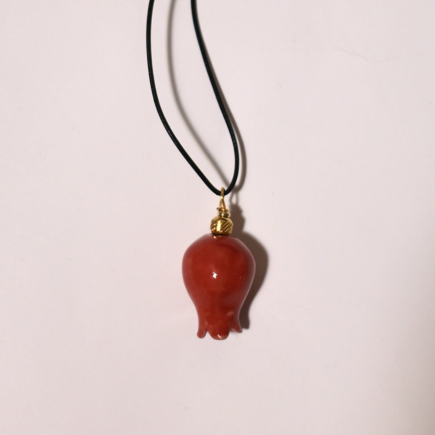 Wisiorek ceramiczny granat czerwony