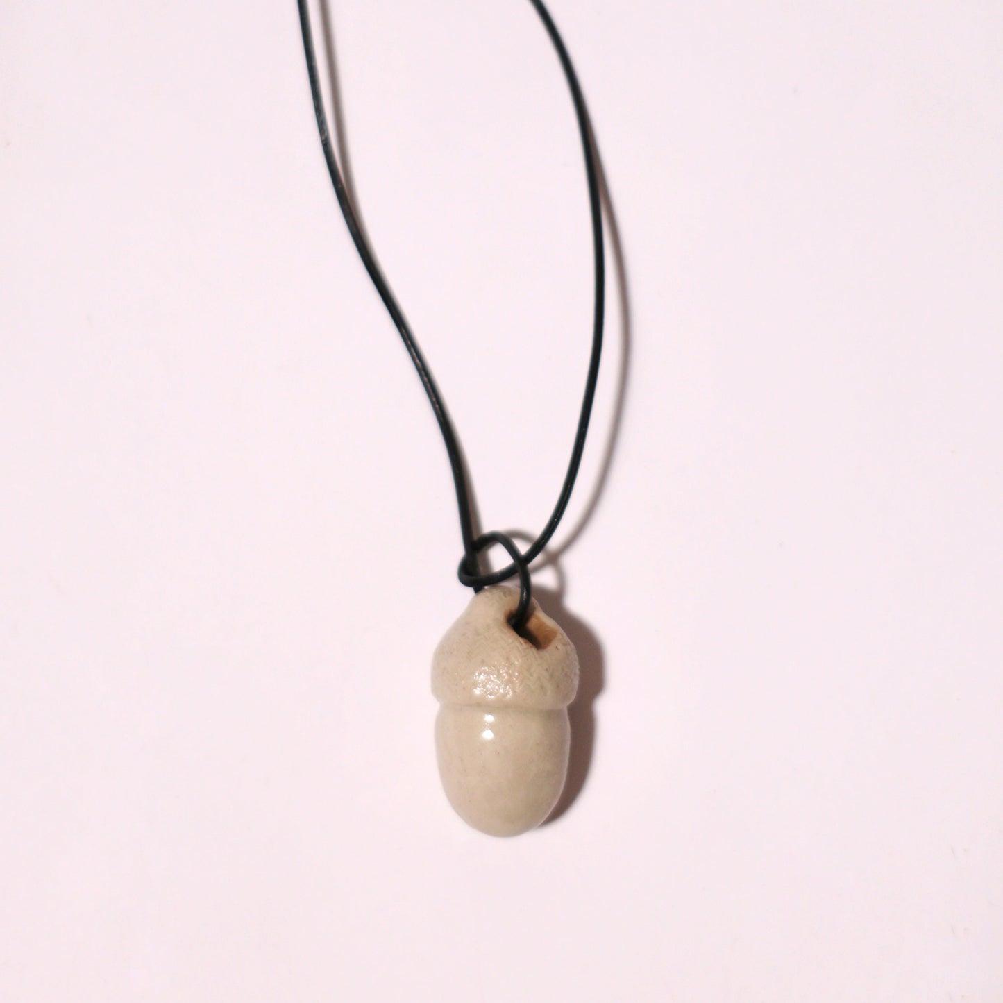 Wisiorek ceramiczny żołądź beżowy