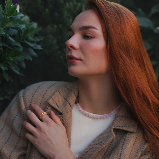 Naszyjnik z różowego kwarcu, jaspisu i pozłacanej stali