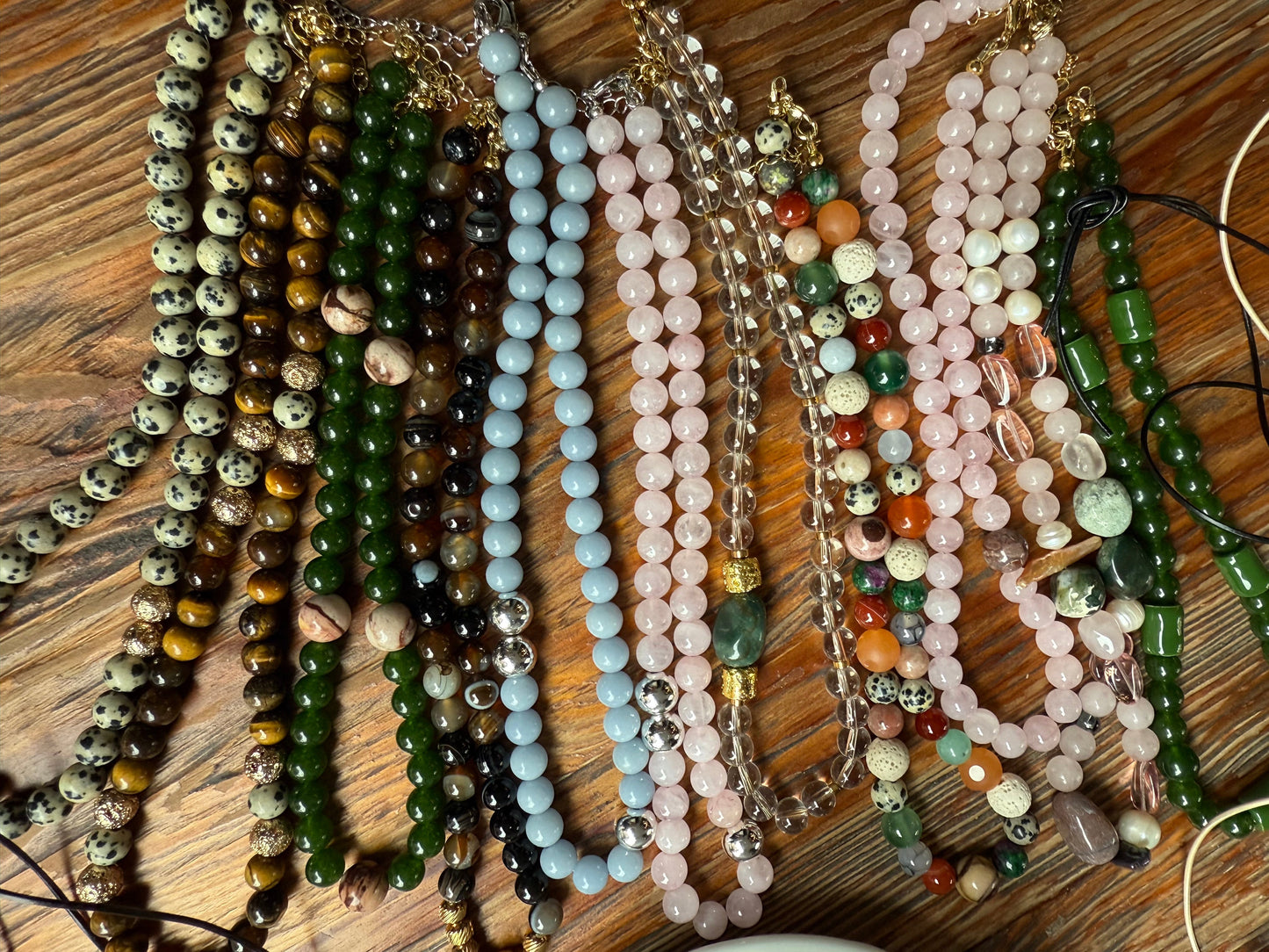 Naszyjnik z różowego kwarcu i posrebrzanego hematytu