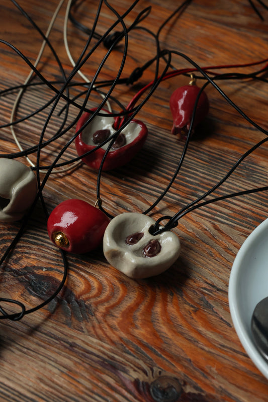 Wisiorek ceramiczne jabłko – połówka beżowa