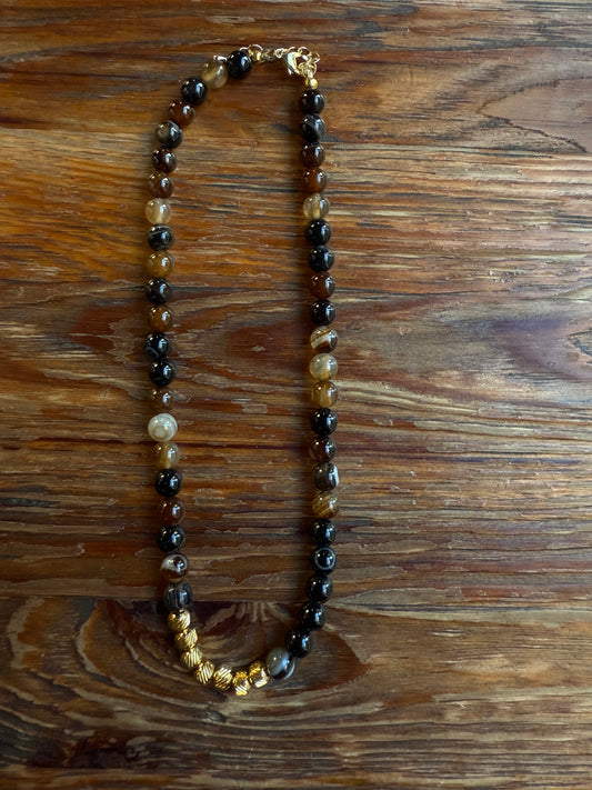 Naszyjnik z sokolego oka i agatu z pozłacaną stalą