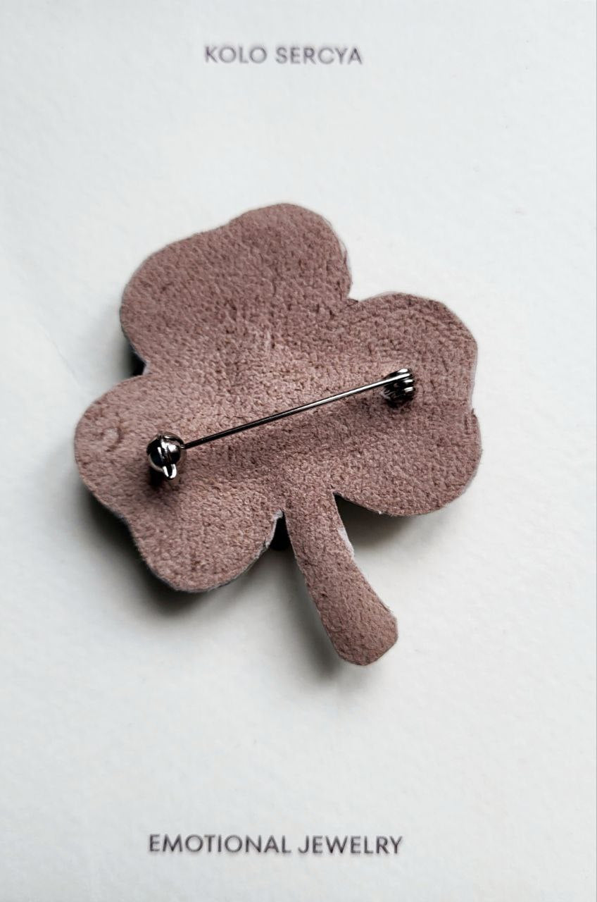 Broszka „Koniczyna” – ręcznie haftowana