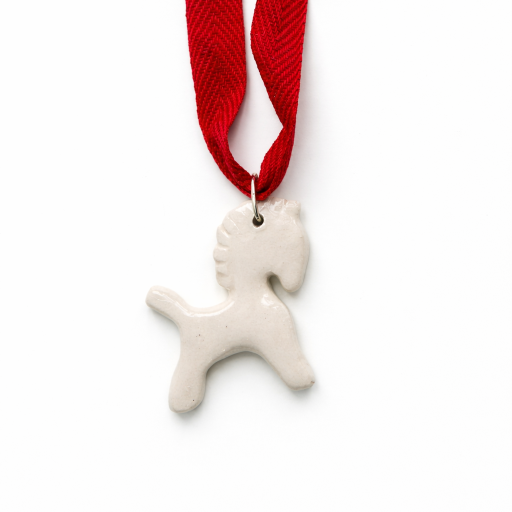 Ceramiczna zawieszka „Konik” mleczna/sample