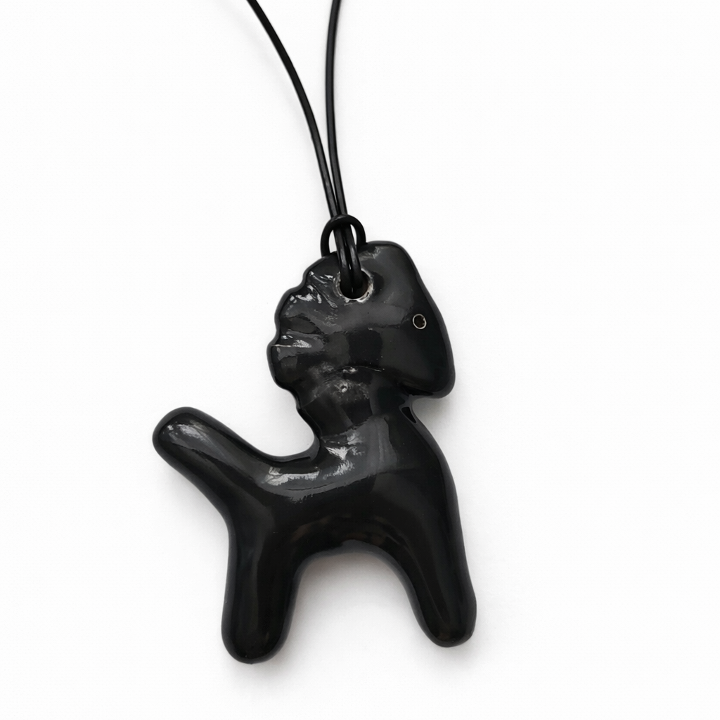 Ceramiczna zawieszka „Konik” czarna na sznurku (sample)