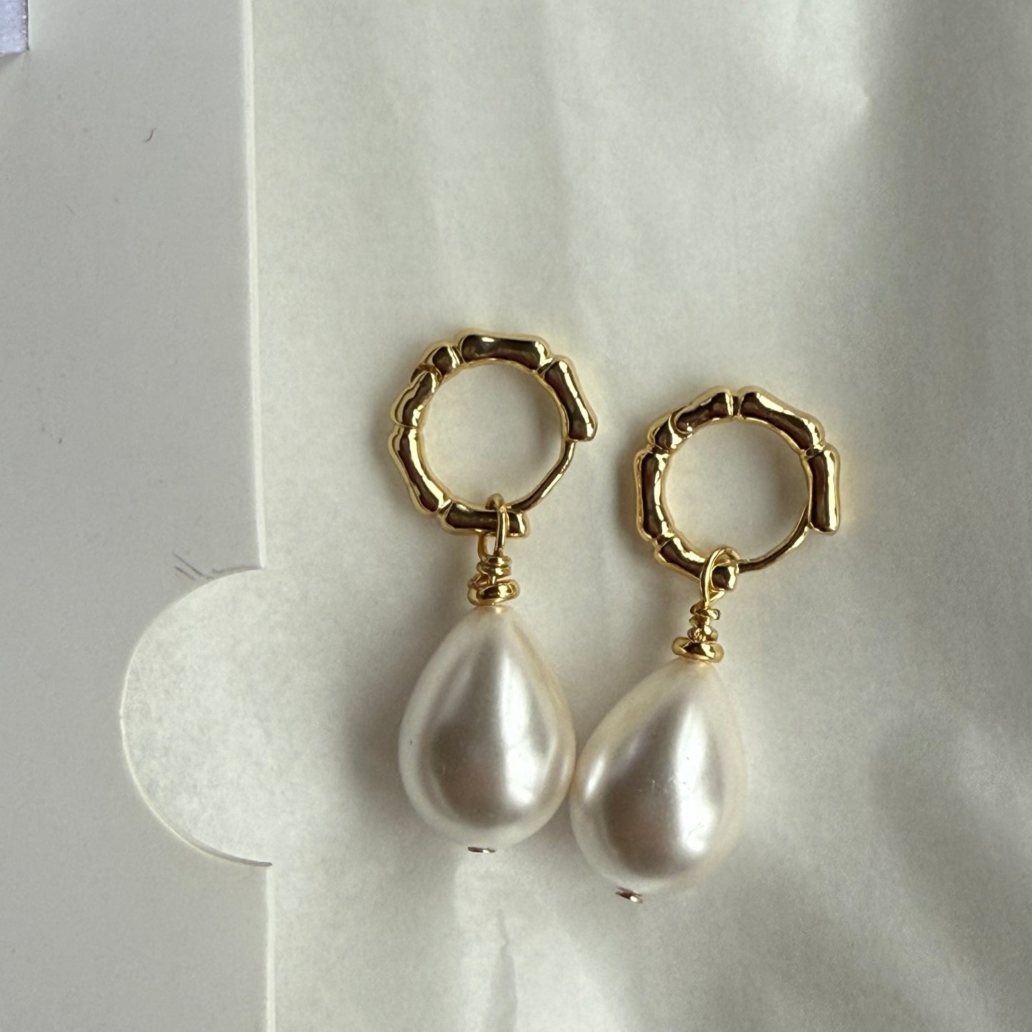 Kolczyki z perłami Shell Pearl i pozłacaną bazą