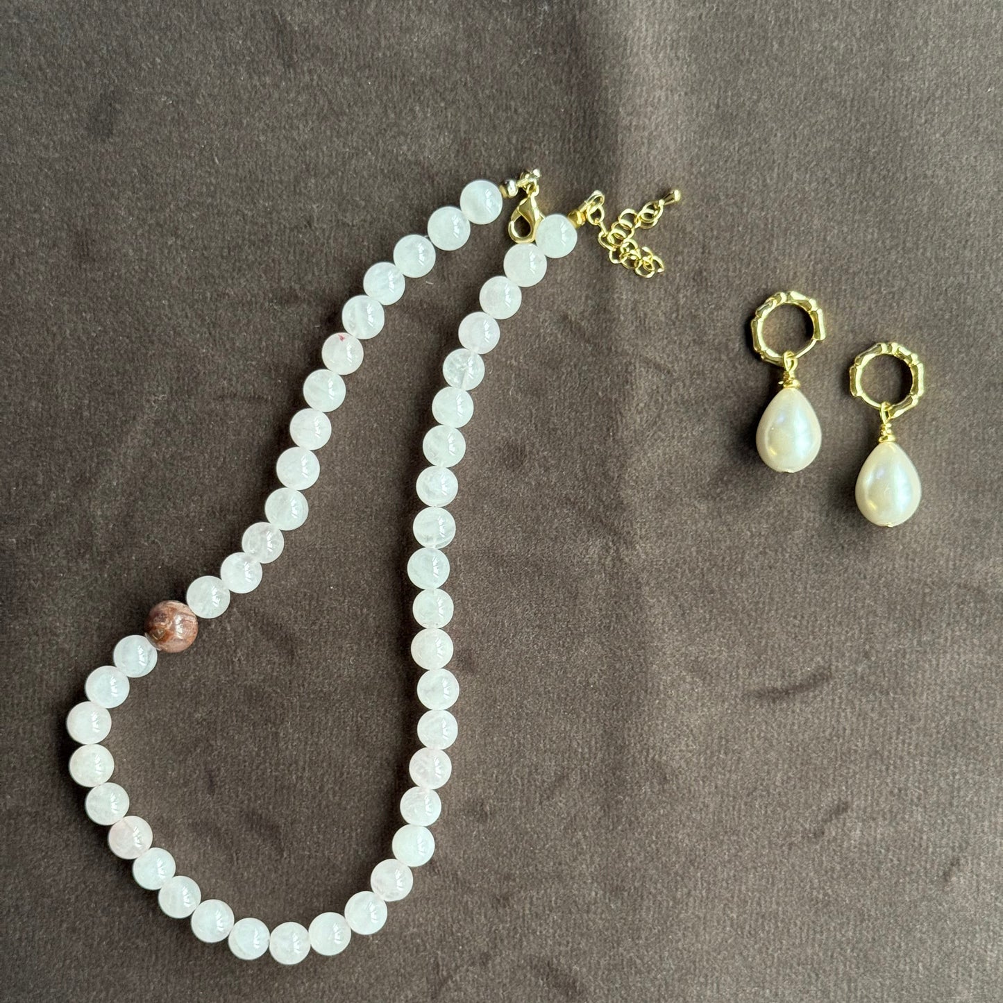 Kolczyki z perłami Shell Pearl i pozłacaną bazą