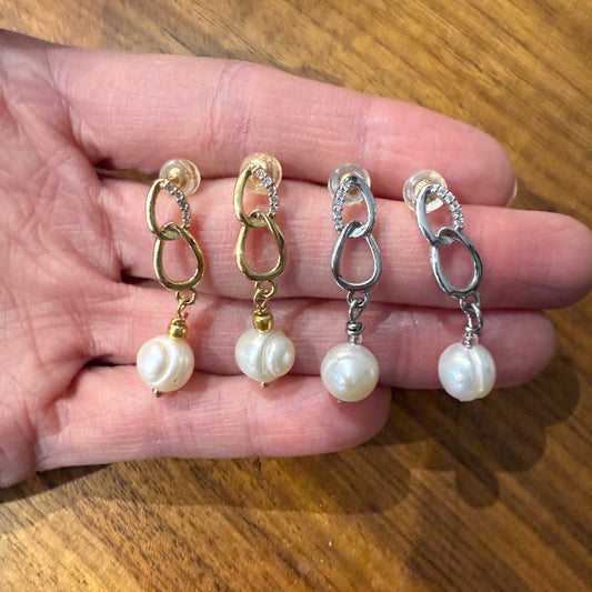 Kolczyki z naturalnymi perłami i pozłacanymi okuciami z cyrkoniami