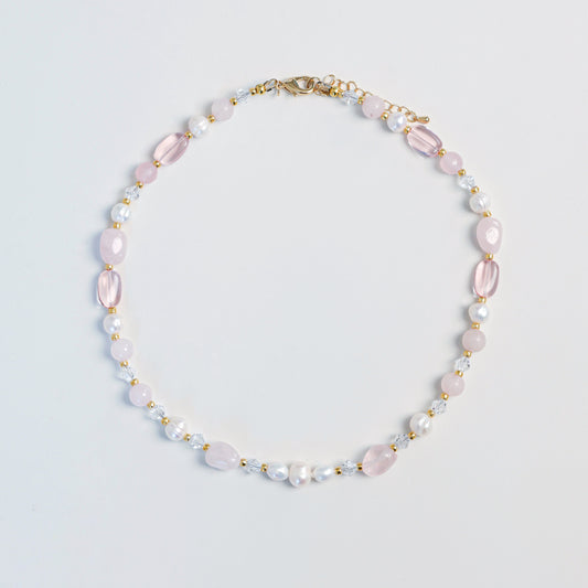 Naszyjnik z pereł, różowego kwarcu i czeskiego kryształu