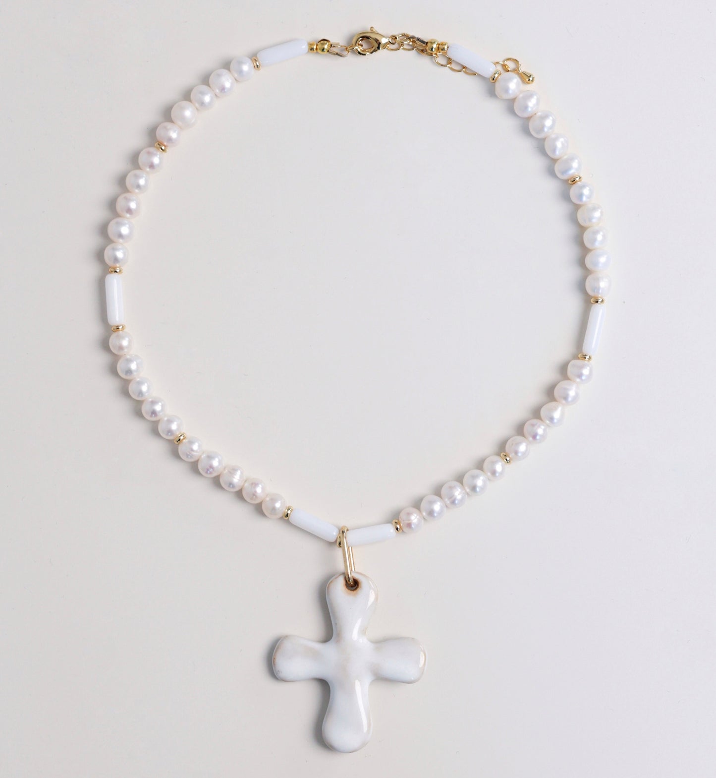 Naszyjnik z naturalnych pereł z ceramicznym krzyżem
