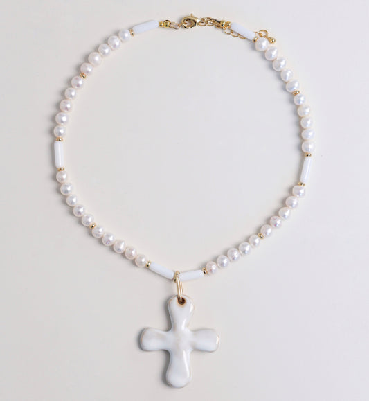 Naszyjnik z naturalnych pereł z ceramicznym krzyżem