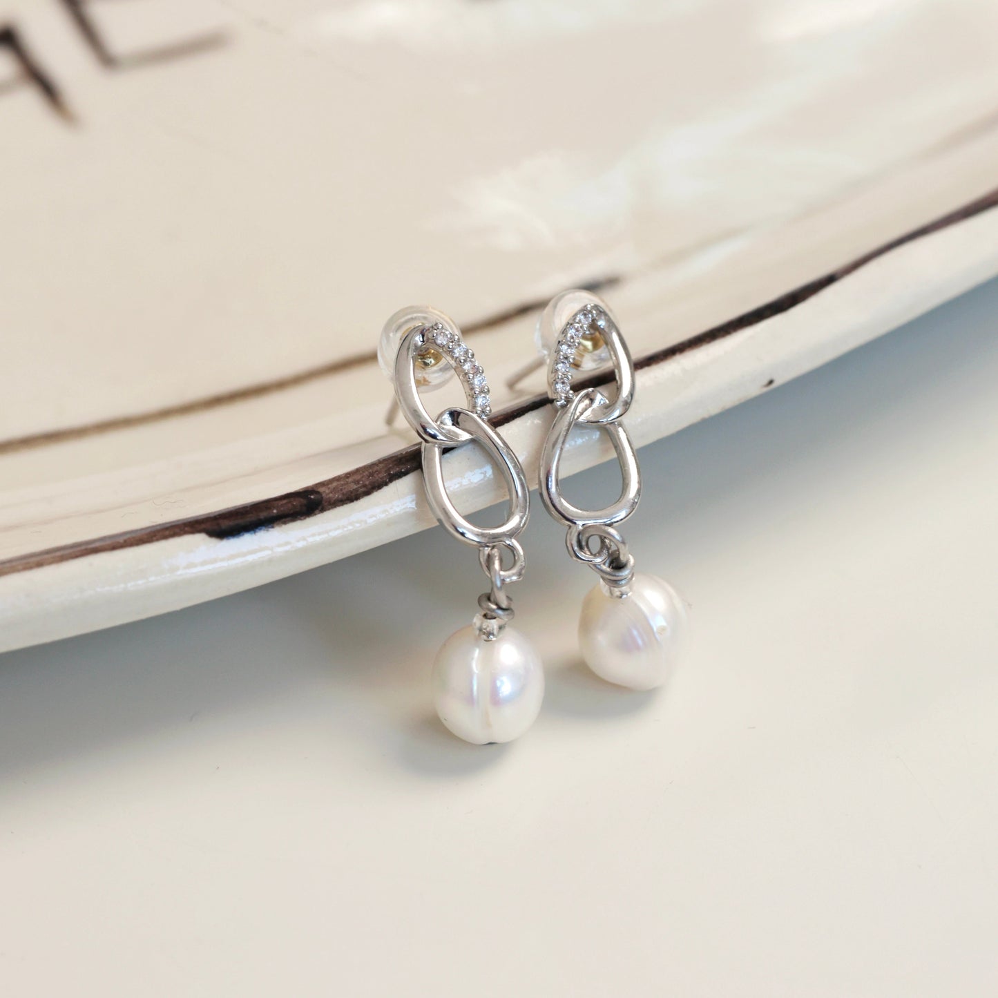 Kolczyki z naturalnymi perłami i pozłacanymi okuciami z cyrkoniami