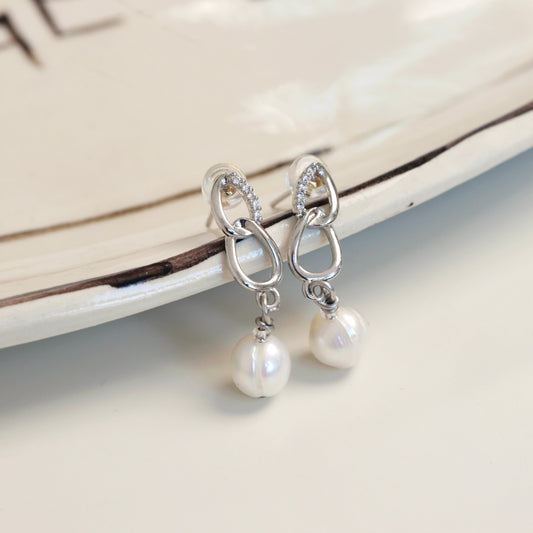 Kolczyki z naturalnymi perłami i pozłacanymi okuciami z cyrkoniami