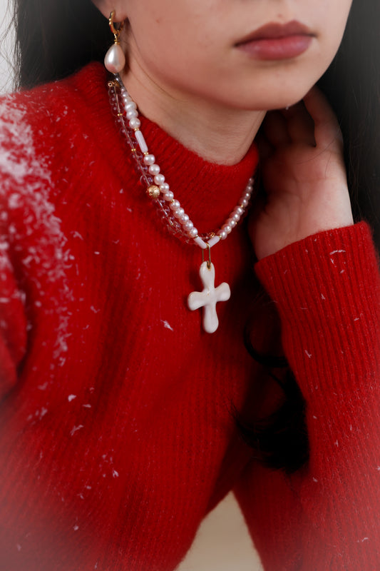 Naszyjnik z naturalnych pereł z ceramicznym krzyżem