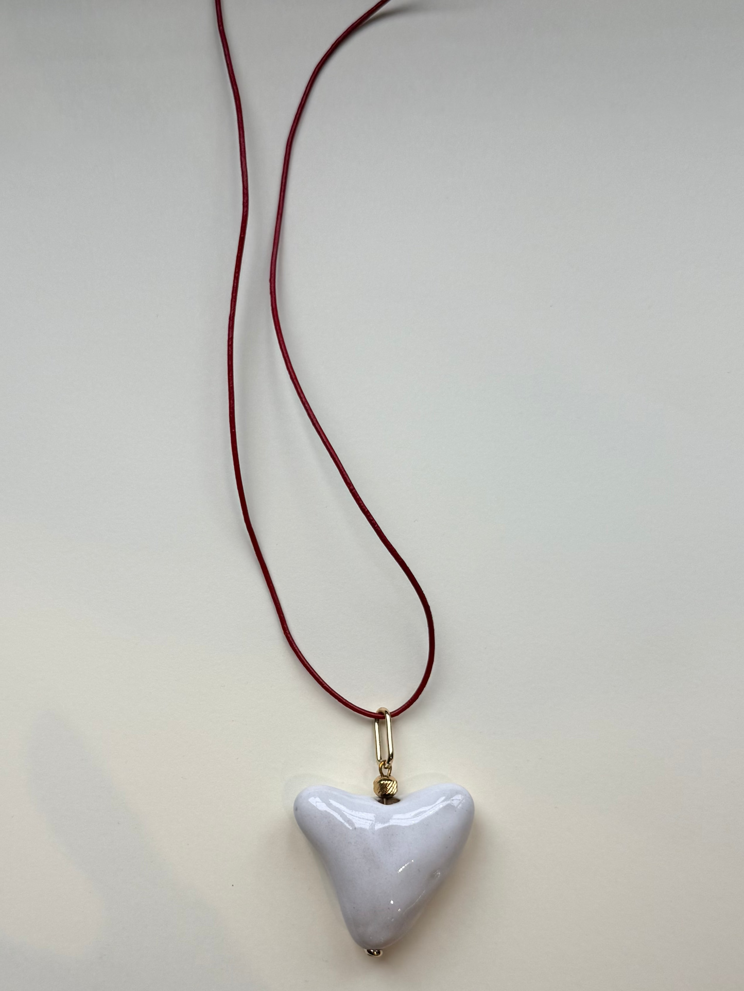 Ceramiczna zawieszka „Serce” na czerwonym sznurku (sample)
