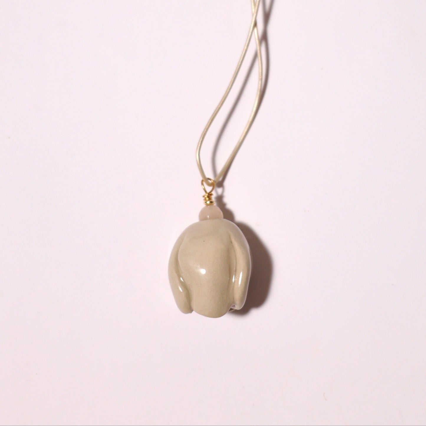 Wisiorek ceramiczny kwiat – beżowy pąk