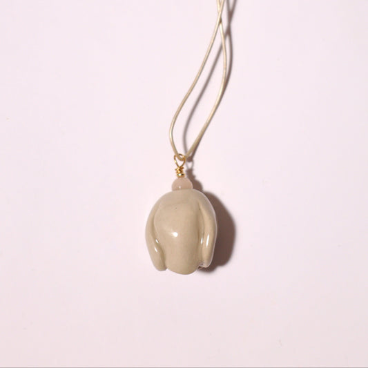 Wisiorek ceramiczny kwiat – beżowy pąk