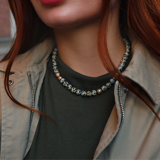 Naszyjnik z jaspisu dalmatyńskiego i pozłacanej lawy