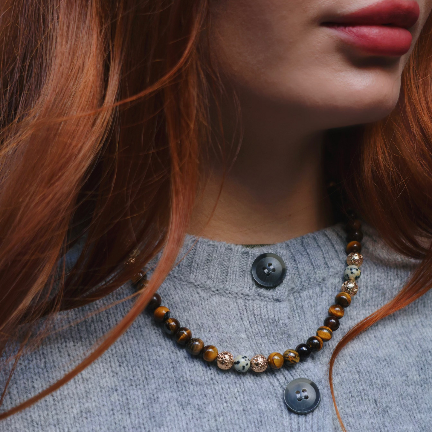 Naszyjnik z sokolego i tygrysiego oka, jaspisu i pozłacanej lawy