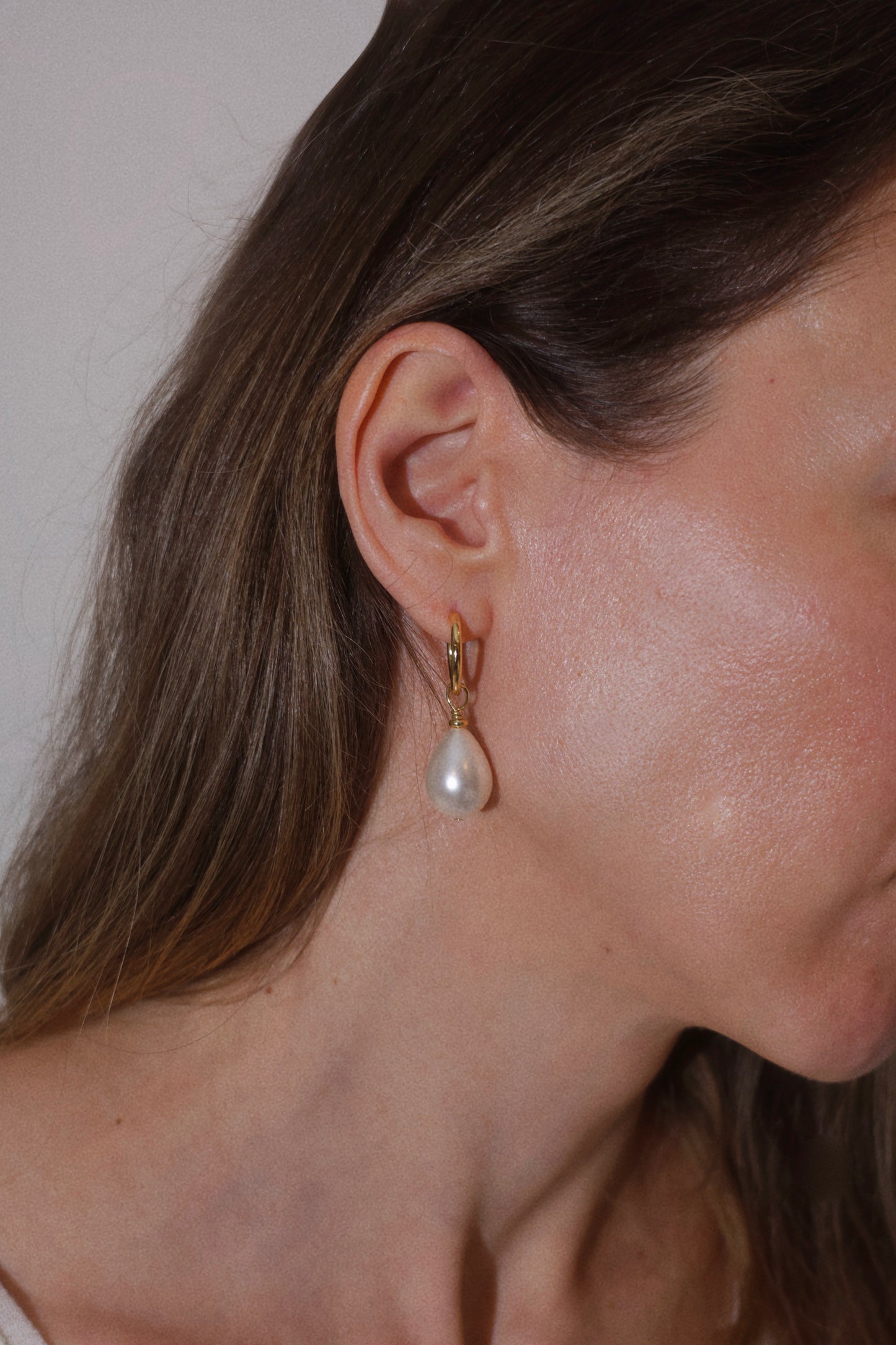 Kolczyki z perłami Shell Pearl i pozłacaną bazą