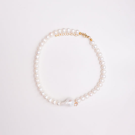 Naszyjnik z naturalnych pereł z perłą barokową