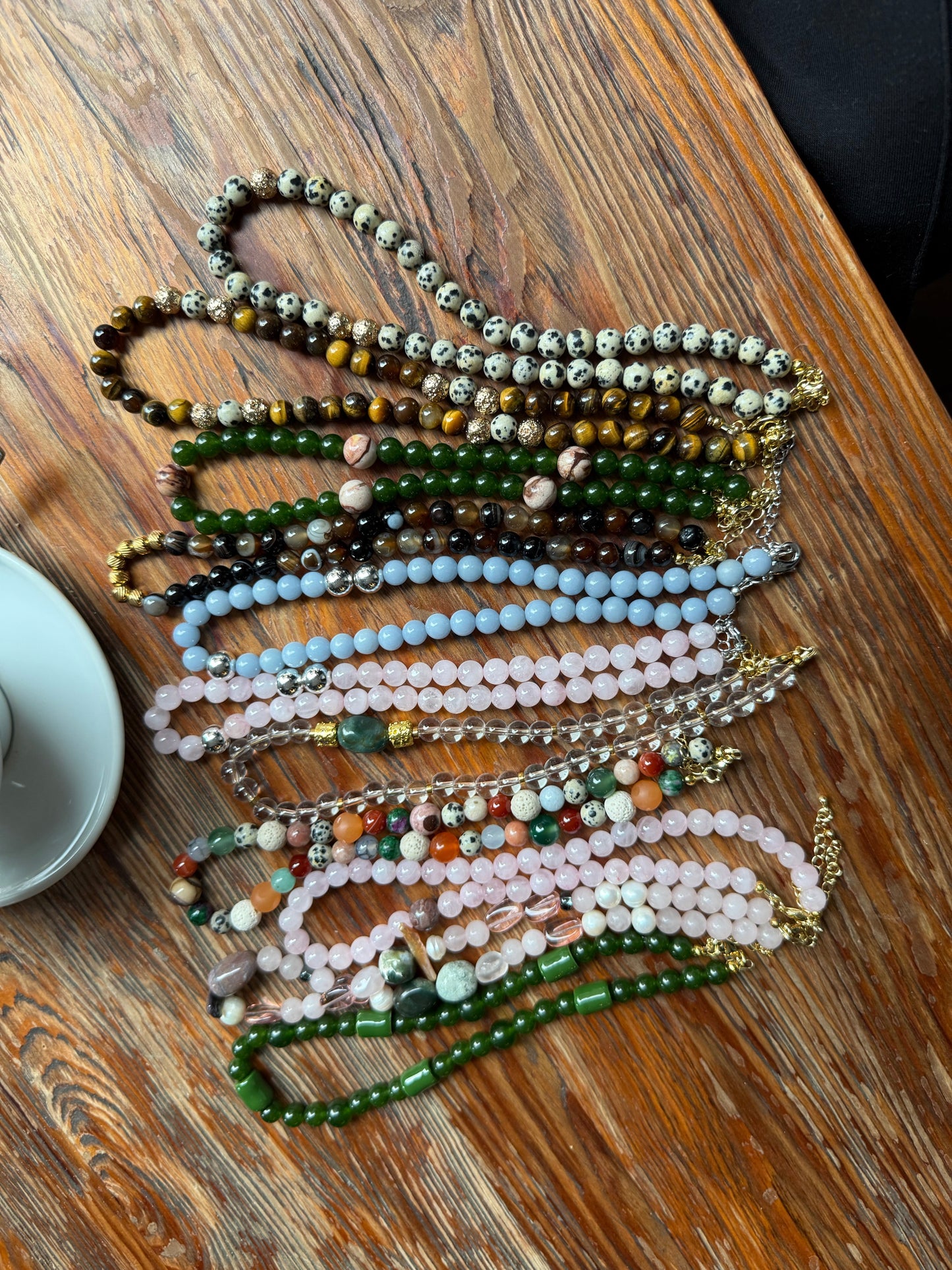 Naszyjnik z różowego kwarcu, jaspisu i pozłacanej stali