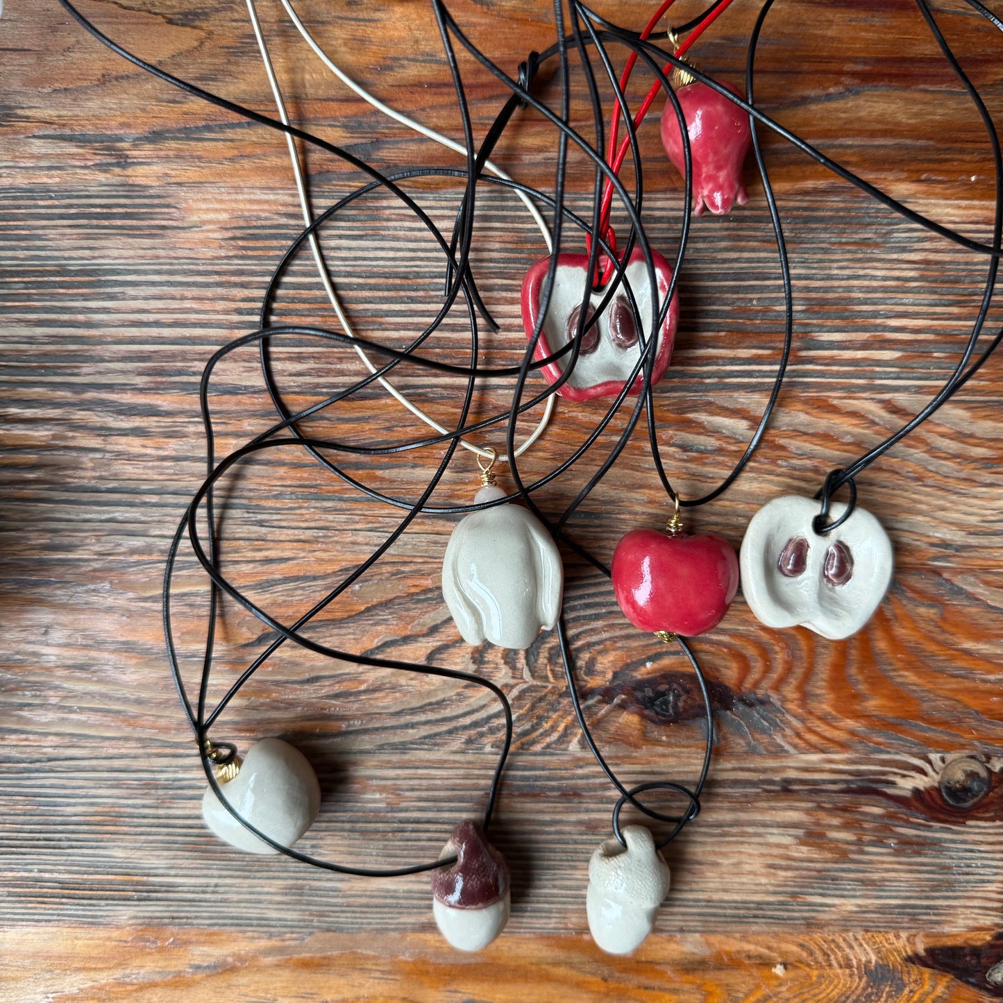 Wisiorek ceramiczne jabłko czerwone