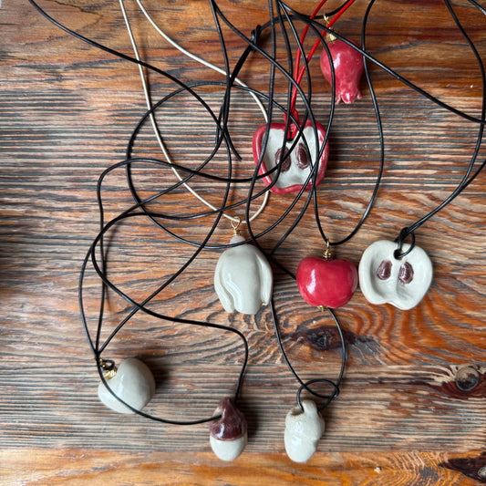 Wisiorek ceramiczne jabłko – połówka czerwona