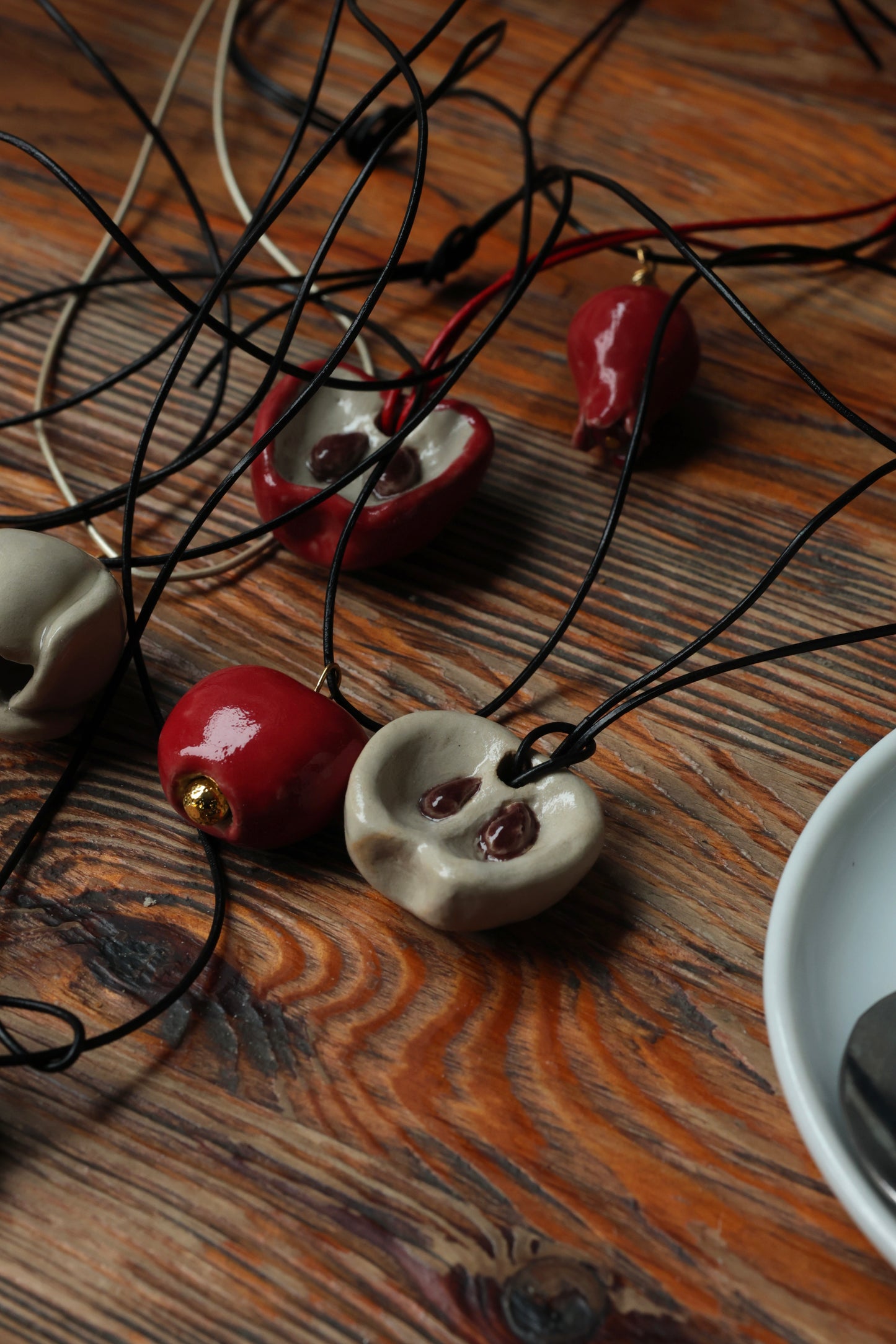 Wisiorek ceramiczne jabłko – połówka beżowa