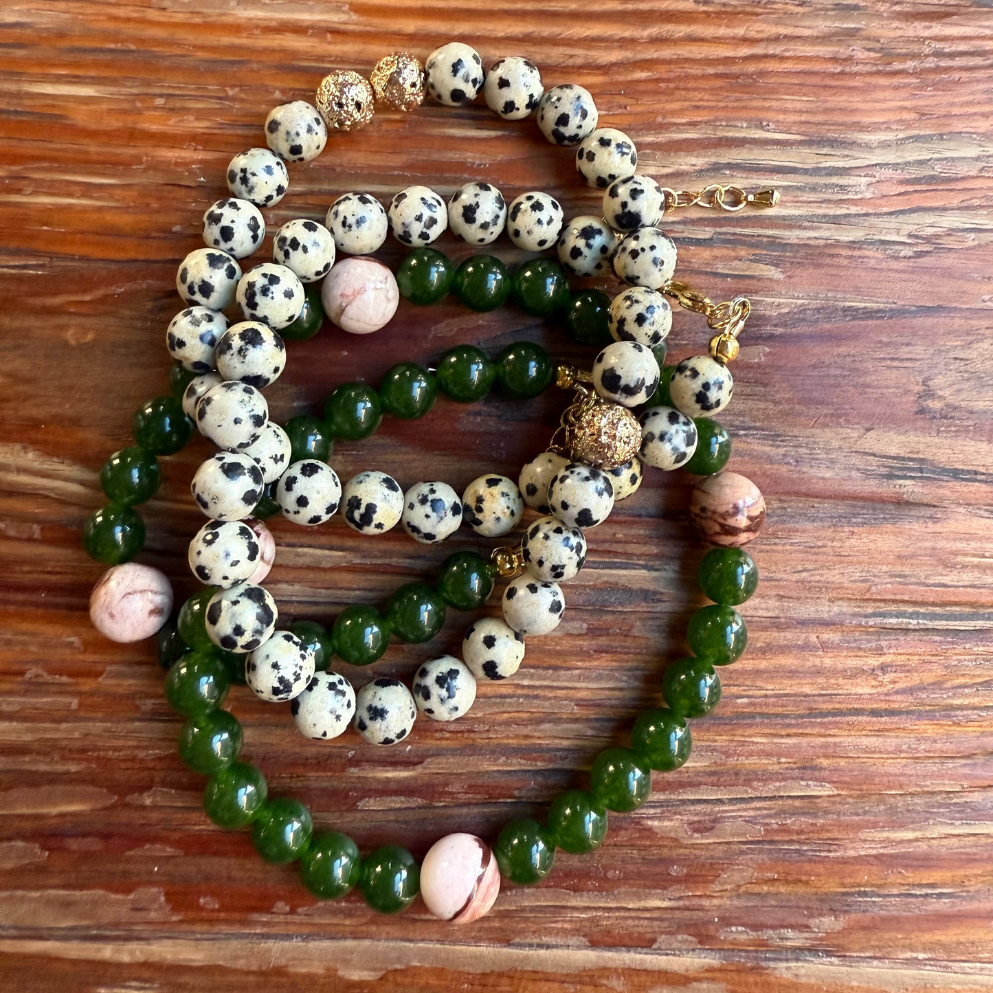 Naszyjnik z jaspisu dalmatyńskiego i pozłacanej lawy