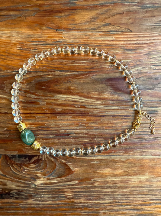 Naszyjnik z kryształu górskiego, jaspisu i pozłacanej lawy