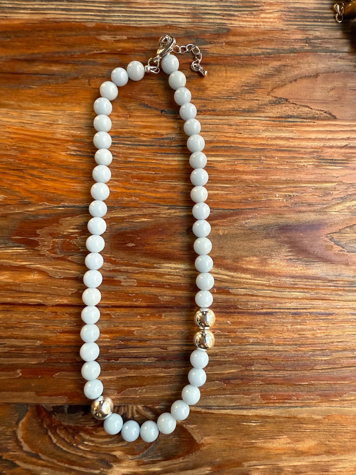 Naszyjnik z różowego kwarcu i posrebrzanego hematytu