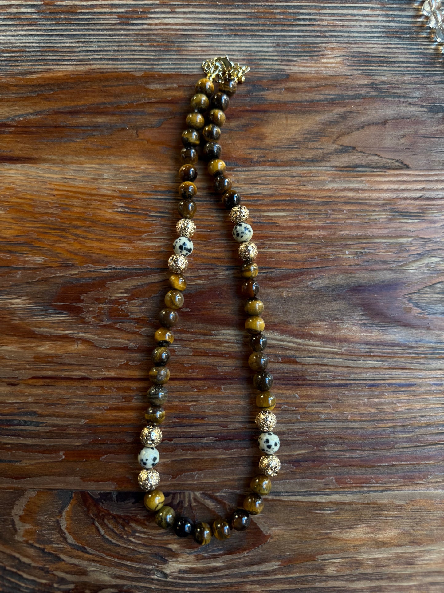 Naszyjnik z sokolego i tygrysiego oka, jaspisu i pozłacanej lawy