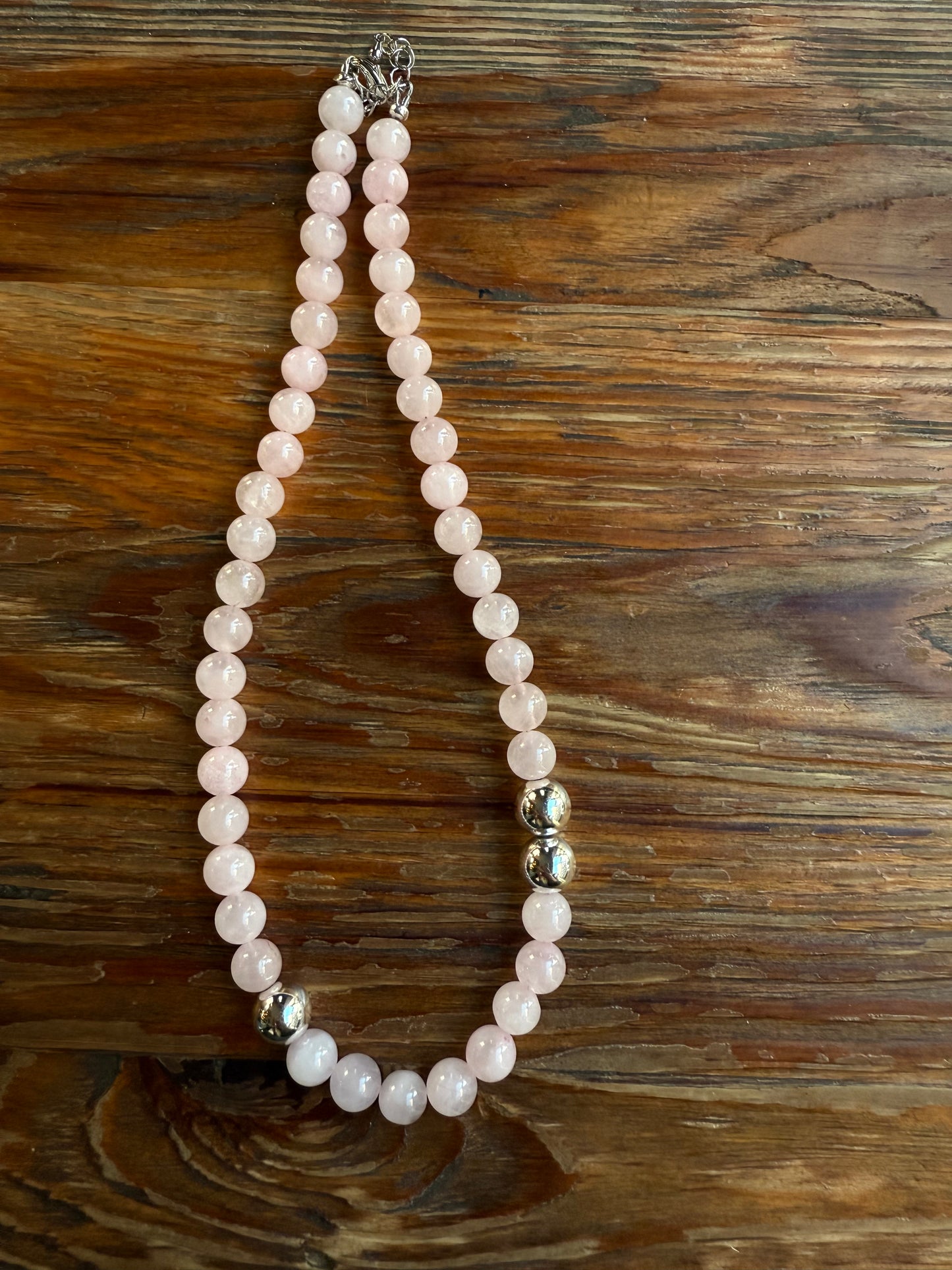 Naszyjnik z różowego kwarcu i posrebrzanego hematytu