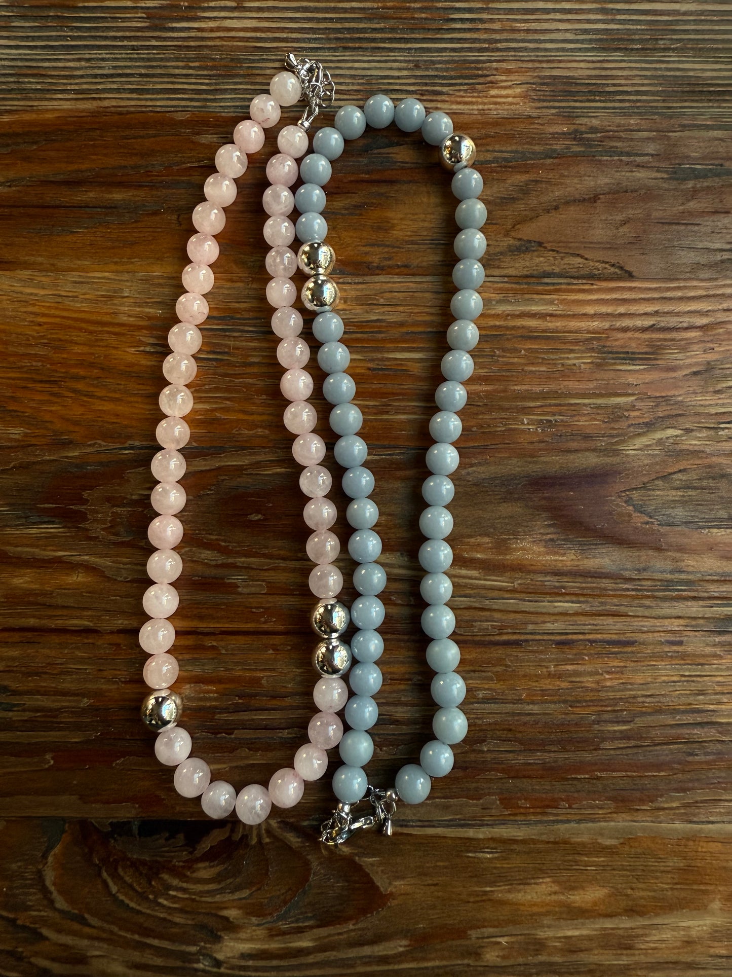 Naszyjnik z różowego kwarcu i posrebrzanego hematytu