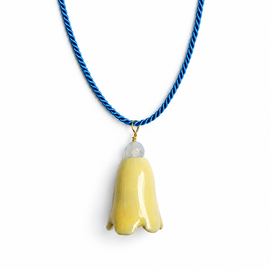 Naszyjnik FLORAL Bell Butter z ceramicznym kwiatem w ciepłym odcieniu