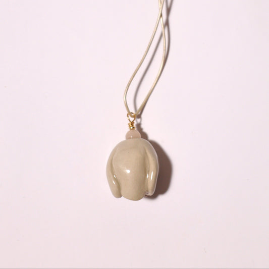 Naszyjnik FLORAL Bud Sand z beżową ceramiczną zawieszką pąka kwiatu