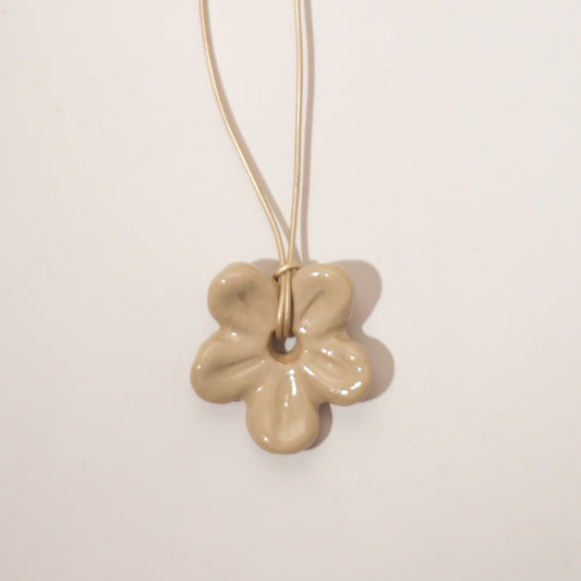 Beżowa ceramiczna zawieszka w kształcie pięciopłatkowego kwiatu – FLORAL Sand