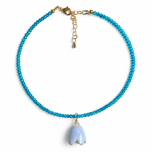 Choker FLORAL Mini Bell Sky z błękitnych kryształków i ceramicznego kwiatka