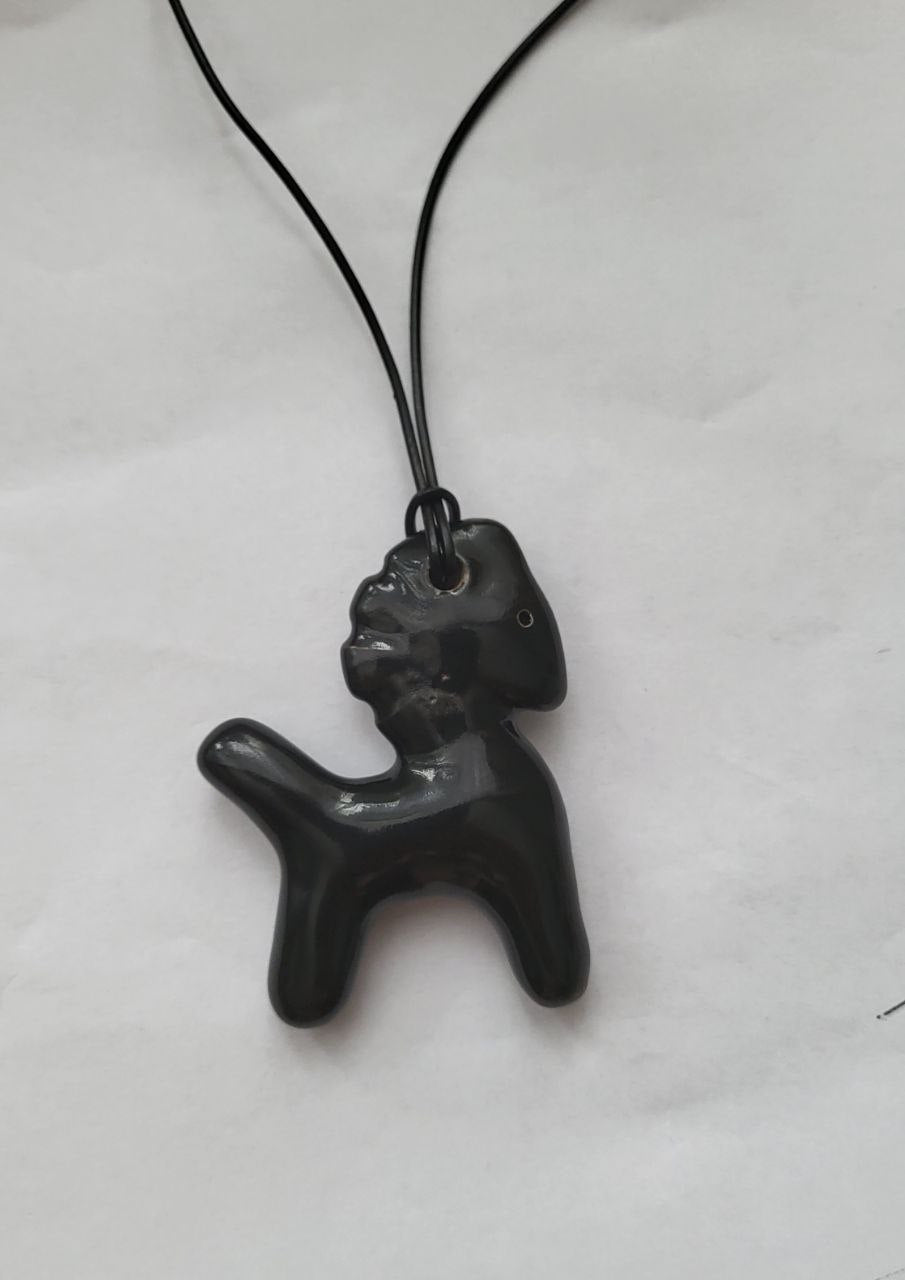 Ceramiczna zawieszka „Konik” czarna na sznurku (sample)